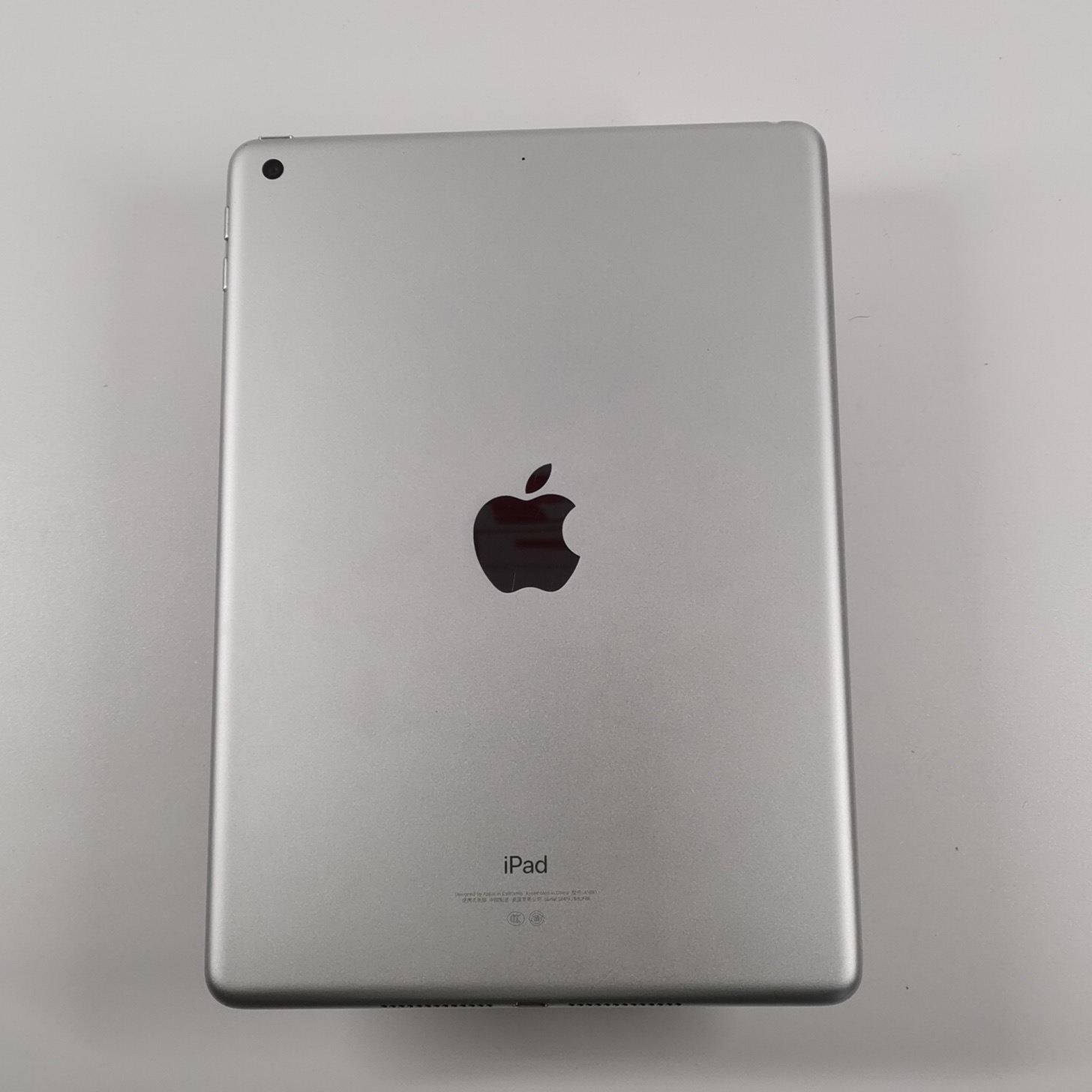 苹果【iPad  2018款 9.7英寸】WIFI版 银色 32G 国行 8成新 