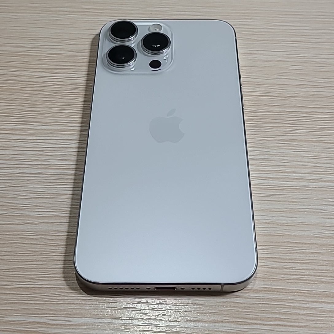 苹果【iPhone 15 Pro Max】5G全网通 白色钛金属 256G 国行 8成新 